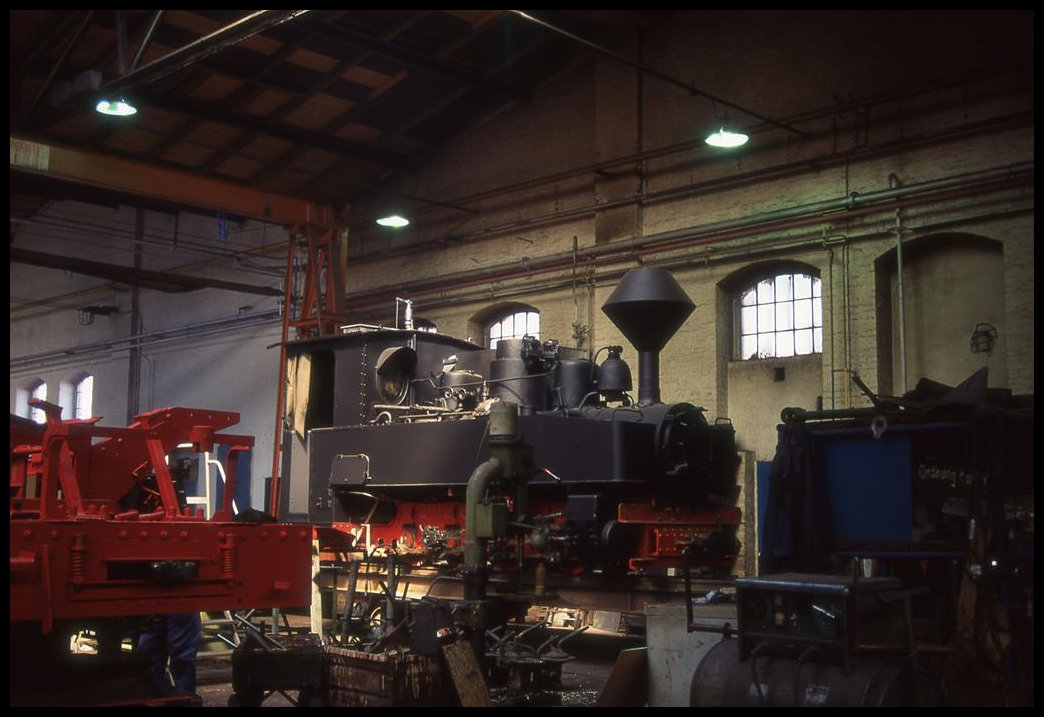Eine Lok der Muskauer Waldbahn wurde am 3.5.1995 im RAW Görlitz aufgearbeitet.
