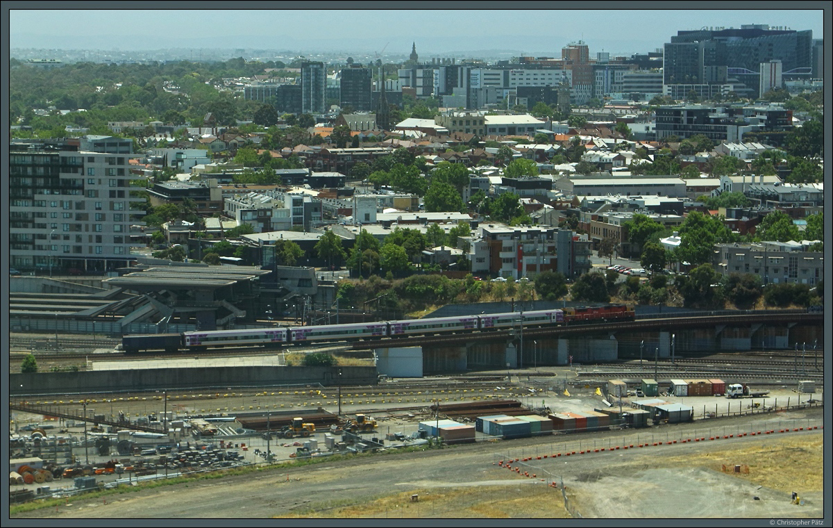 Eine Lok der N-Class berquert am 30.12.2019 mit dem Zug aus Geelong ein berwerfungsbauwerk an der North Melbourne Station. 