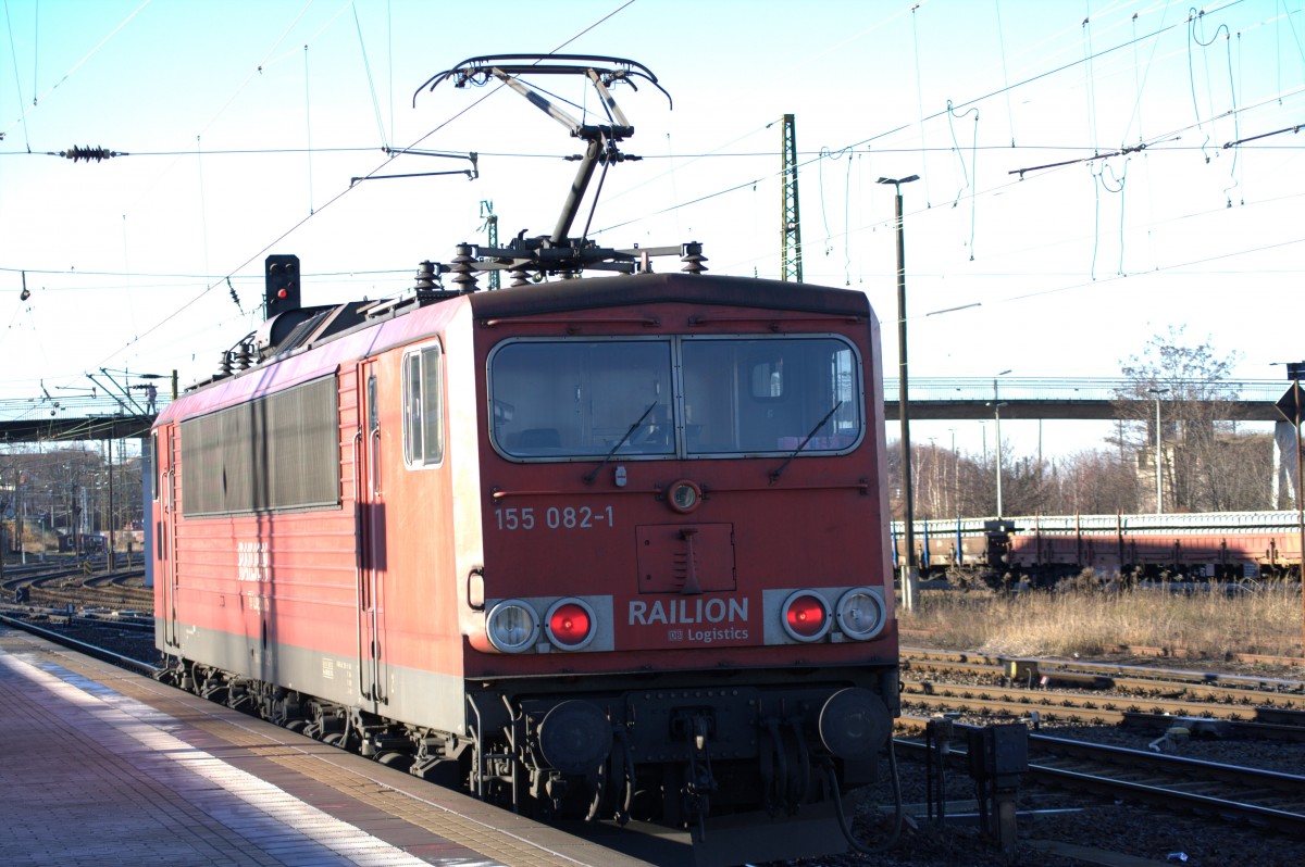 Eine Lok der Railion DB Logistic BR 155082-1 sonnt sich hier in Riesa, 13.12.2013,11:50 Uhr 