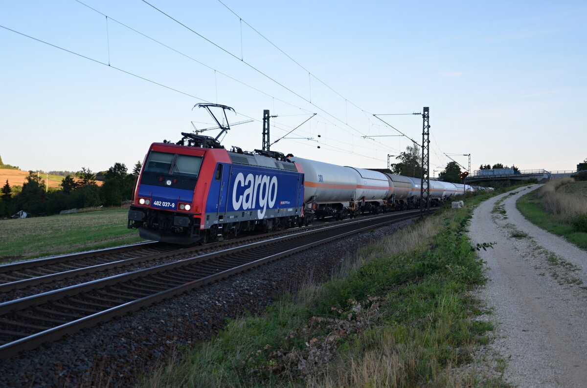 Eine Lok der SBB Cargo (482-037-9) zieht einen Kesselwagenganzzug in Richtung Gunzenhausen. 
Aufgenommen in der Fotokurve am Km 1.5 an der Strecke Treuchtligen-Würzburg