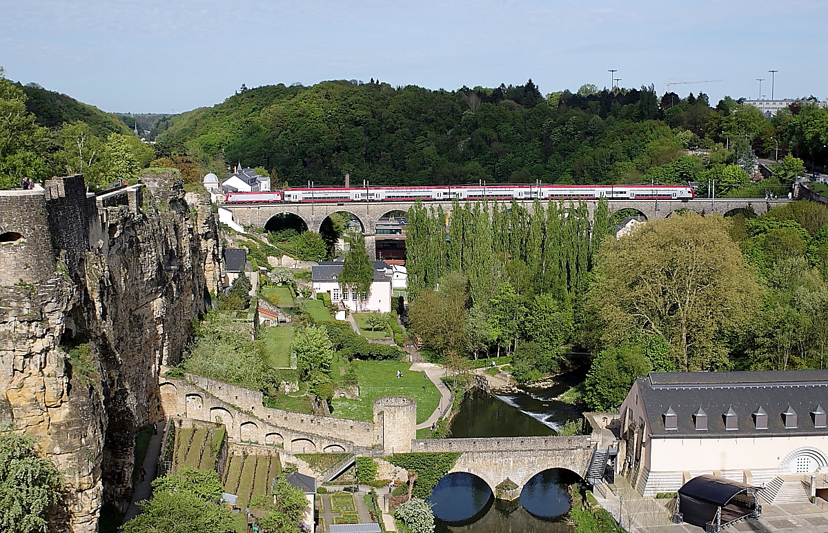 Eine Lok der Serie 4000 zieht einen Doppelstockzug über den Clausener-Viadukt in Luxemburg am 27.04.2018 in Richtung Norden