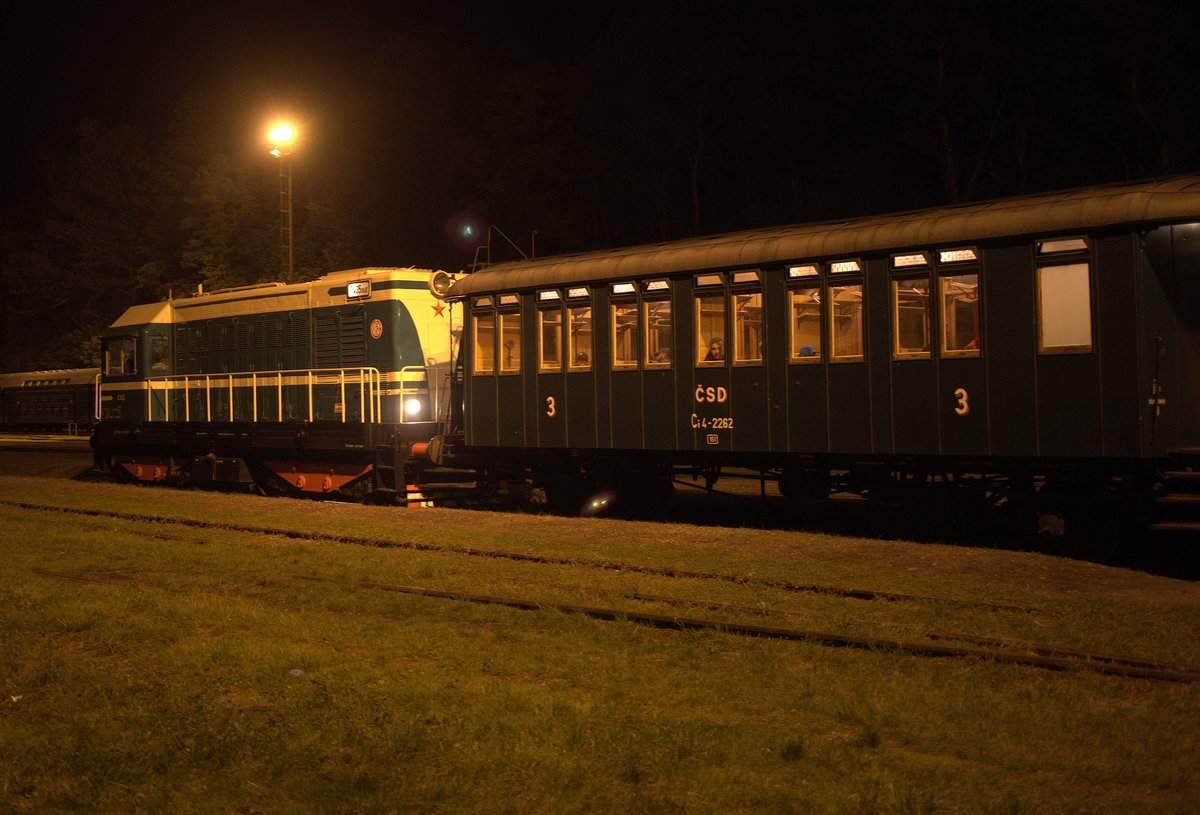 Eine Lok vom Typ  435.0 mit dem letzten Zug nach Rakovnik im Bahnhof Luzna u Rakovnika.21.09.2019 22:11 Uhr.