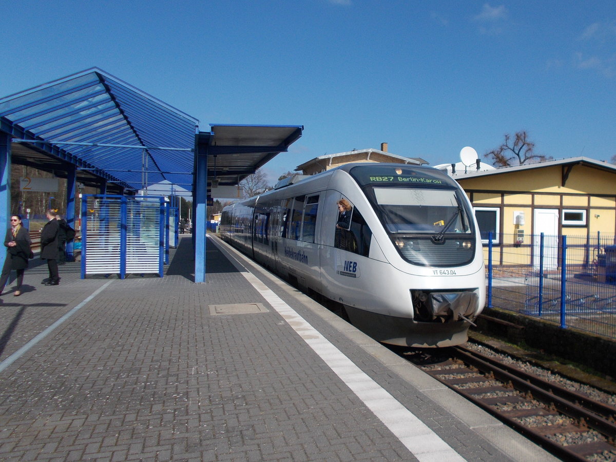 Eine Lokführerin (!) fuhr,am 26.März 2016,den NEB VT643.04 den ich in Basdorf fotografierte.