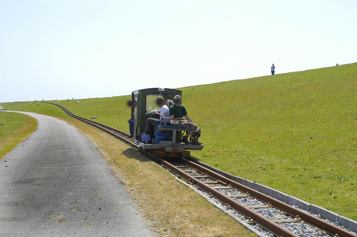 Eine Lore auf der Halligbahn Nordstrandischmoor-Lüttmoorsiel am Deich bei Beltringhaarder Koog (Nordfriesland). Aufnahme: Mai 2008.