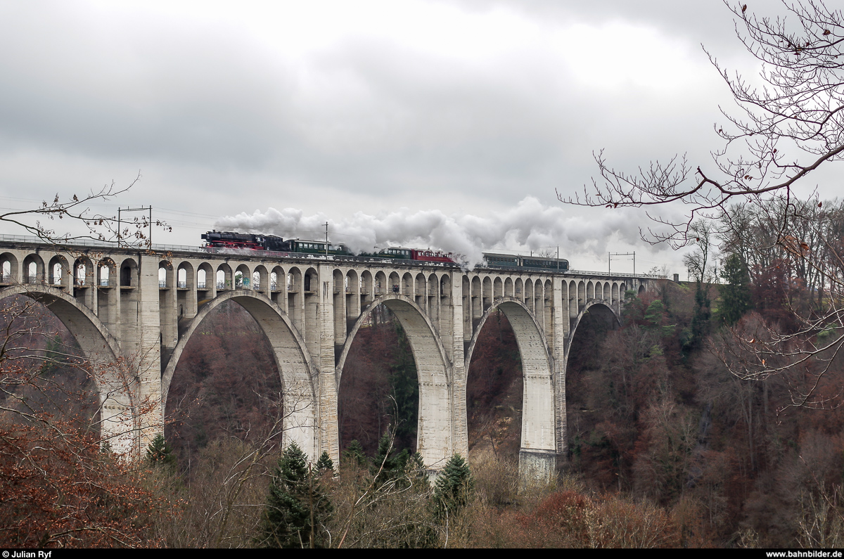 Eine mchtige Dampffahne hinter sich herziehend berfhrt die 01 202 aus Lyss den Grandfey-Viadukt kurz vor Fribourg. Ihre Reise fhrt sie am 6. Dezember 2014 an den Weihnachtsmarkt nach Montreux.
