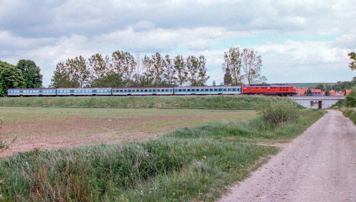 Eine im Mai 1997 typische RB-Garnitur fuhr an dem Dorf Nordheim vorbei, das zwischen Rentwertshausen und der Landesgrenze Thüringen-Bayern liegt. 