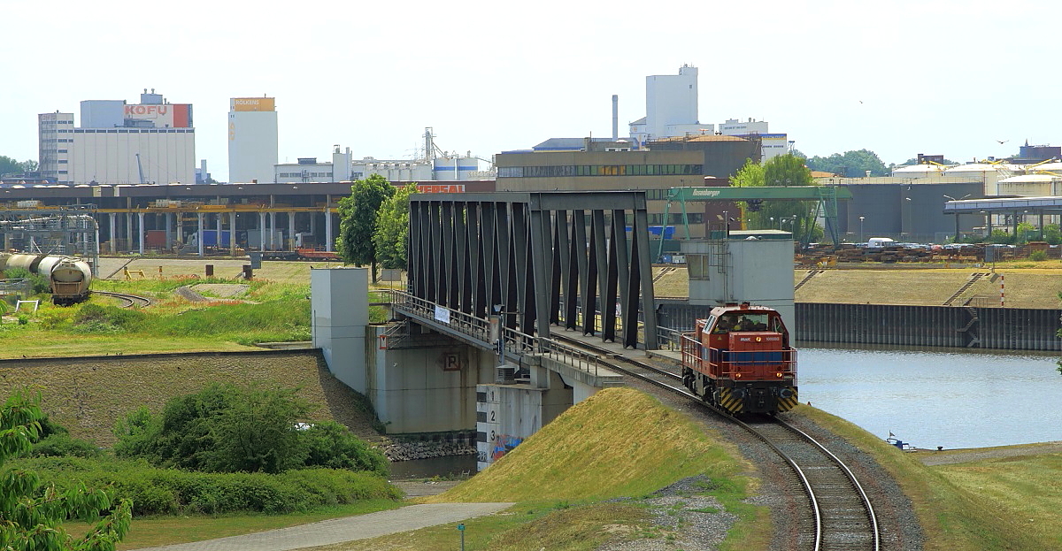Eine MaK 1000 BB der Rhein Cargo hat am 11.06.2015 die Hubbrücke im Neusser Hafen überquert