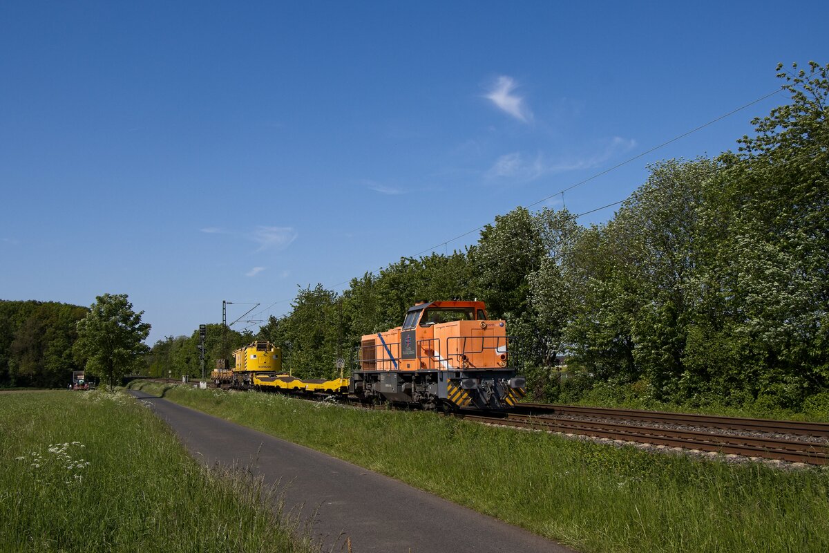 Eine MaK G 1206 der northrail zieht einen Kranzug durch Nordbögge in Richtung Hamm (19.05.2023)