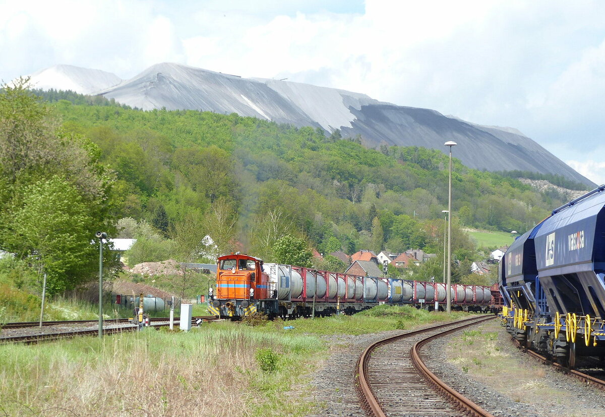 Eine MaK G 763 C der K+S Kali GmbH rangiert am 19.05.2021 unterhalb vom  Monte Kali  in Heringen (Werra).