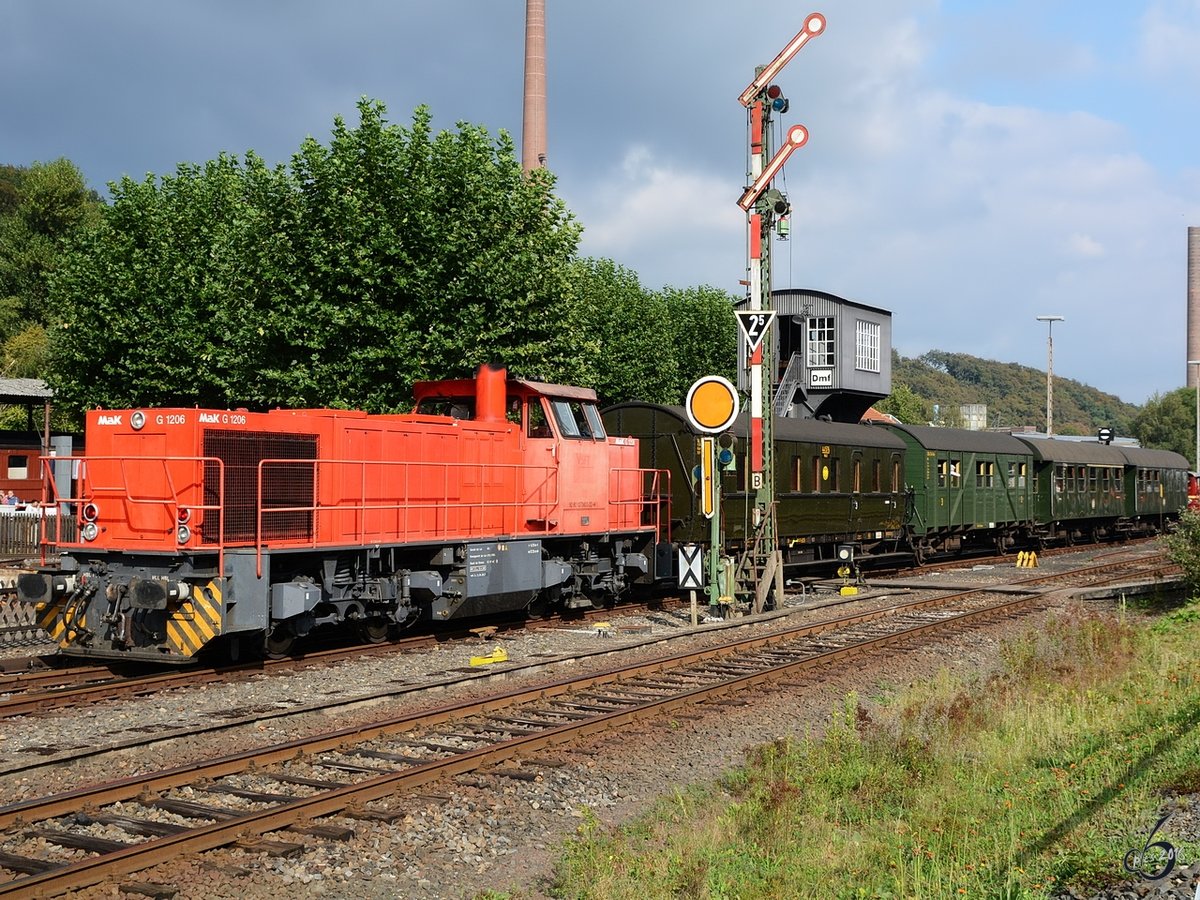 Eine MaK G1206 als Schublok im Pendelverkehr zwischen Museum und Bahnhof Dahlhausen (Eisenbahnmuseum Bochum, September 2016)