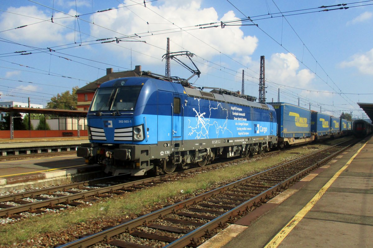 Eine der manche LKW-Walter KLVs wird am 15 September 2018 in Ceska Trebova von CDC 383 003 gezogen.