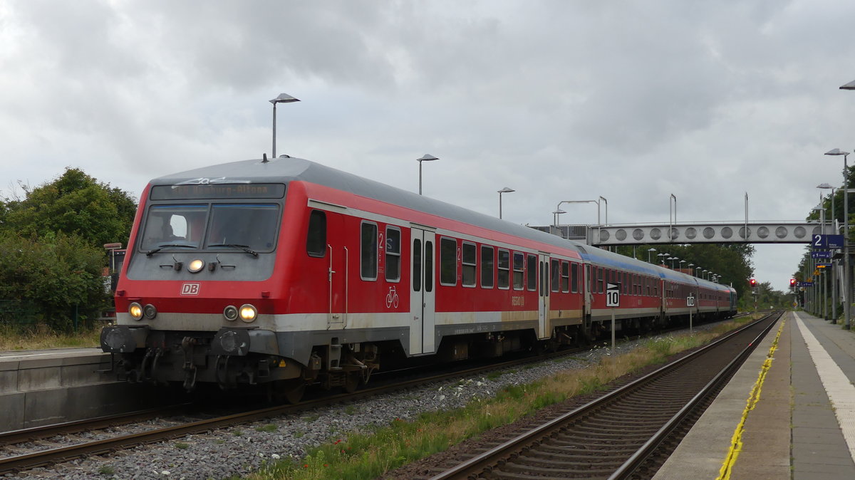 Eine Marschbahn Ersatzgarnitur steht am Abend des 9.7.2018 um 20:37 als RE6 Westerland - Hamburg Altona im Bahnhof Morsum