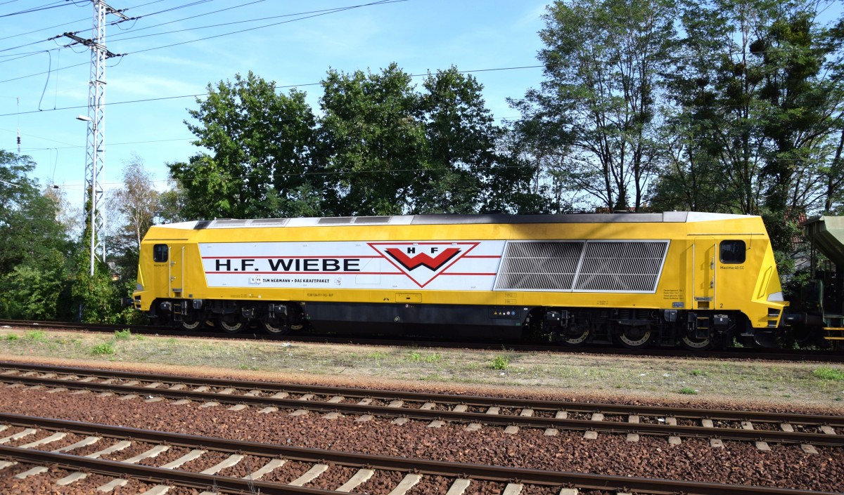 Eine Maxima von  WIEBE  mit der Nr 264 011-8 fährt am 26.08.2015 durch Senftenberg in Richtung Berlin.