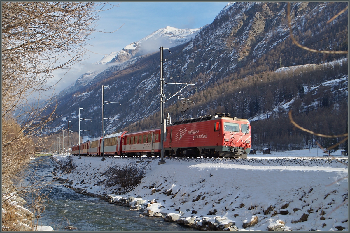 Eine MGB HGE 4/4 erreicht mit ihrem Zug in Kürze Täsch.
28. Jan. 2015