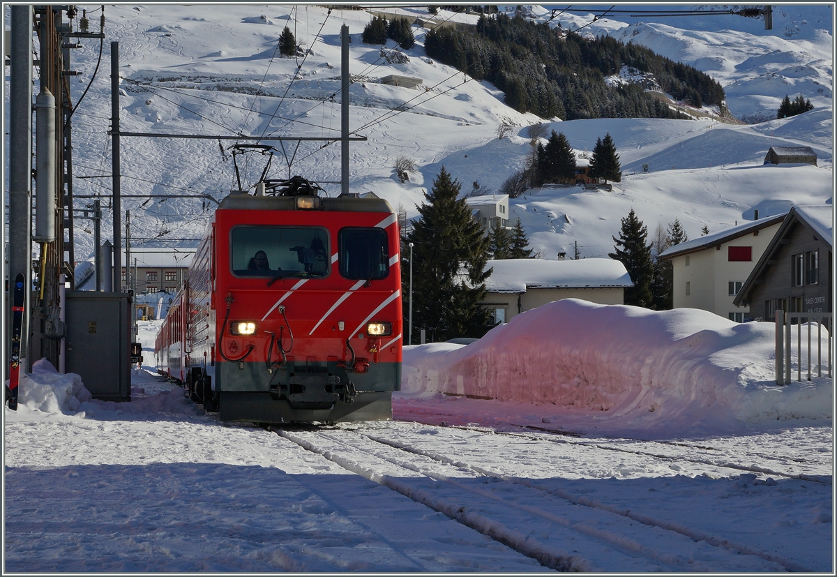 Eine MGB HGe 4/4 erreicht mit ihrem Regionalzug aus Disentis ihr Ziel Andermatt.
11. Feb. 2016