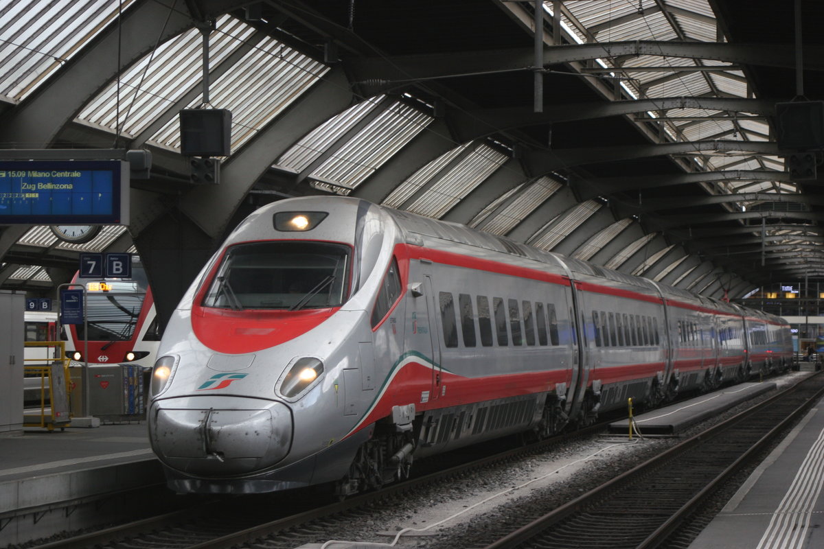 Eine mir unbekannt gebliebene ETR 610 der FS macht sich in Zürich HB bereit für die Fahrt in die Heimat.

Zürich HB, 18.04.2017