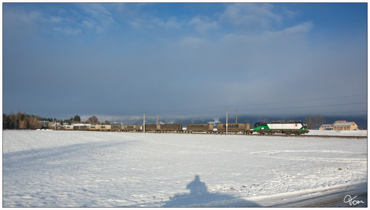 Eine mir unerkannte 193 Vectron zieht den Stande Containerzug durch das winterliche Aichfeld.
20.01.2018