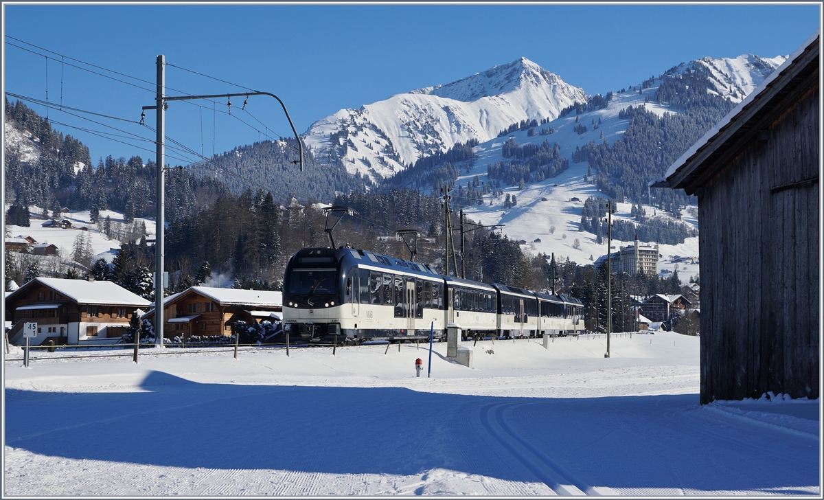Eine MOB-Alpina Komposition mit den beiden Triebwagen ABe 4/4 9301 und Be 4/4 9202 auf Probefahrt kurz nach Gstaad.
19. Jan. 2017