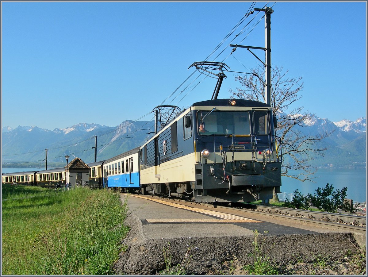 Eine MOB GDe 4/4 Serie 6000 mit dem GoldenPass Classic N° 2216 von Montreux nach Zweisimmen in Châtelard (VD).
22. April 2007