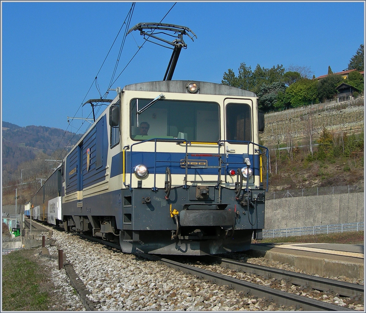 Eine MOB GDe 4/4 überquert die A9 und erreicht den halt Châtelard VD.
14. März 2007