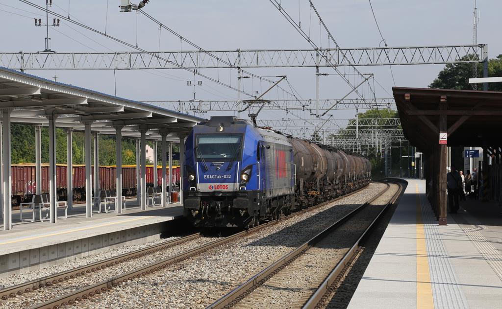 Eine moderne Lotos E6ACTan-032 kommt hier am 7.9.2021 um 14.38 Uhr mit einem Ganzzug nach Wegliniec durch den Bahnhof Boleslawiec.