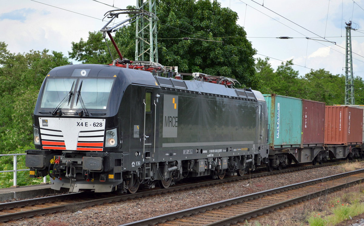 Eine MRCE Vectron   X4 E - 628  [NVR-Number: 91 80 6193 628-5 D-DISPO] für Rail Force One B.V. aus Rotterdam mit einem Containerzug am 03.06.19 Magdeburg Neustadt.