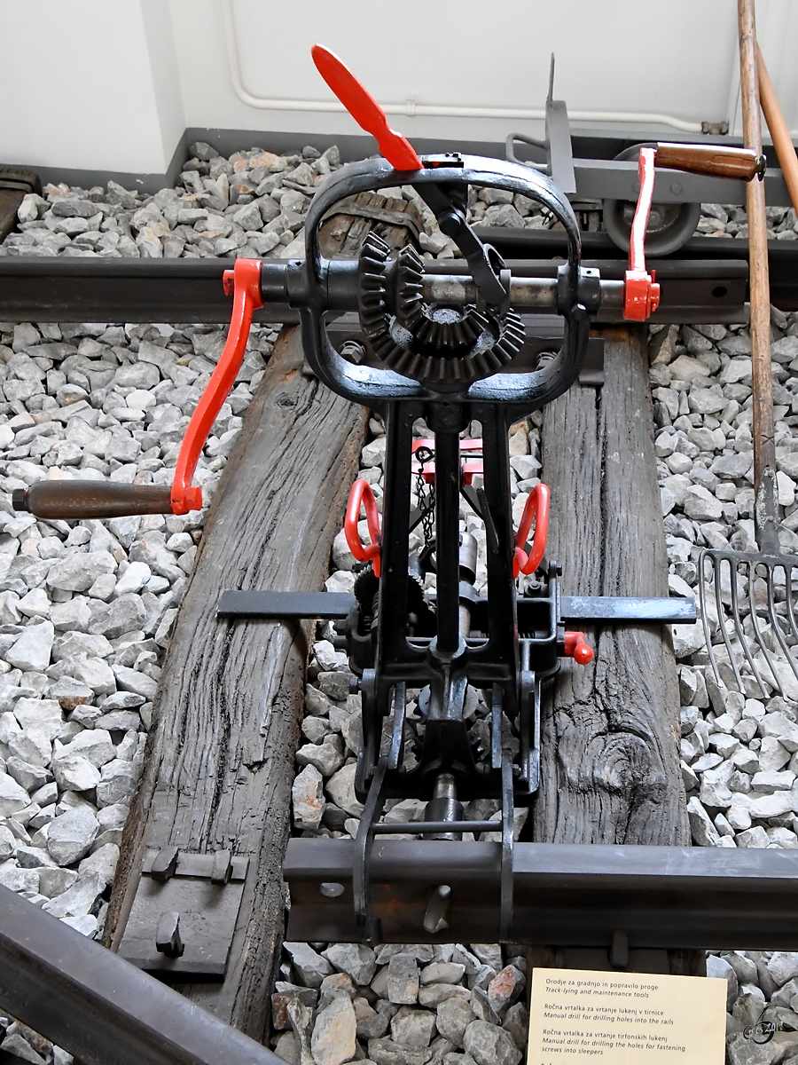 Eine muskelkraftbetriebene Schienenbohrmaschine war Ende August 2019 im Eisenbahnmuseum Ljubljana zu sehen.