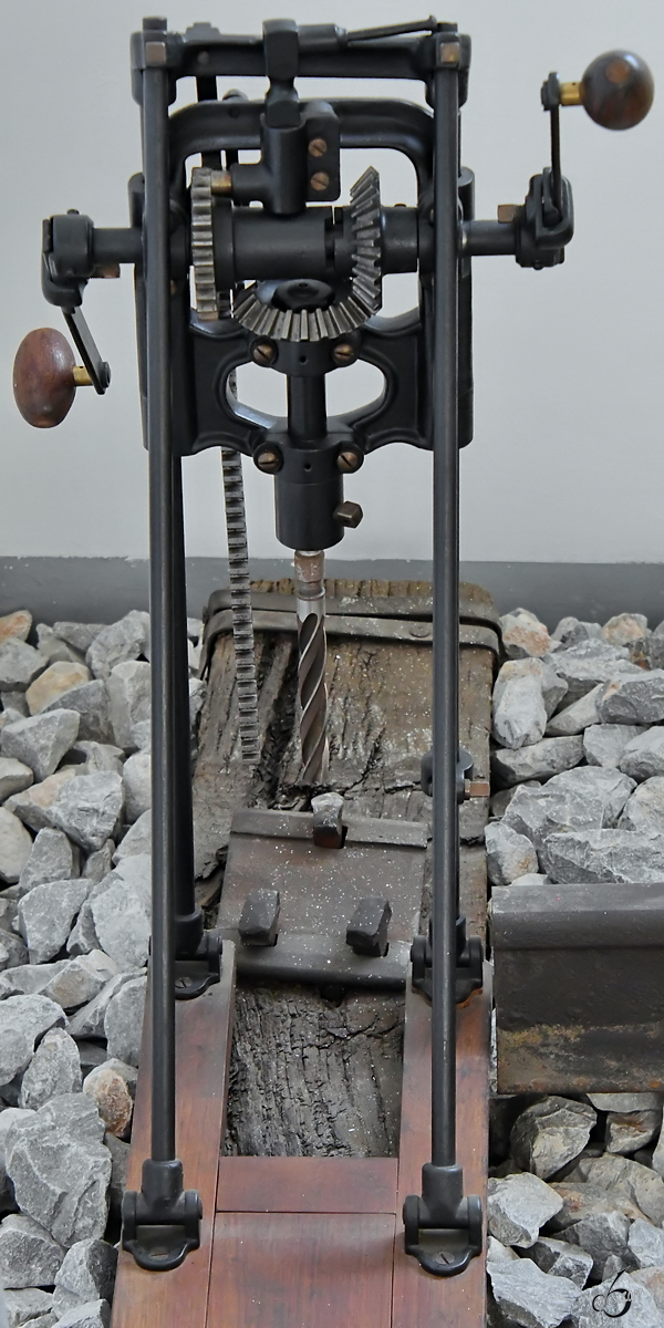 Eine muskelkraftbetriebene Schienenschwellenbormaschine war Ende August 2019 im Eisenbahnmuseum Ljubljana zu sehen.