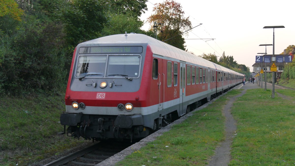 Eine n-Wagen auf der Fahrt als RB68 nach Heidelberg beim Zwischenhalt in Darmstadt Süd. Aufgenommen am 27.9.2017 18:34

HINWEIS: Bild seit Bahnhofsumbau 2020 so nicht mehr möglich!