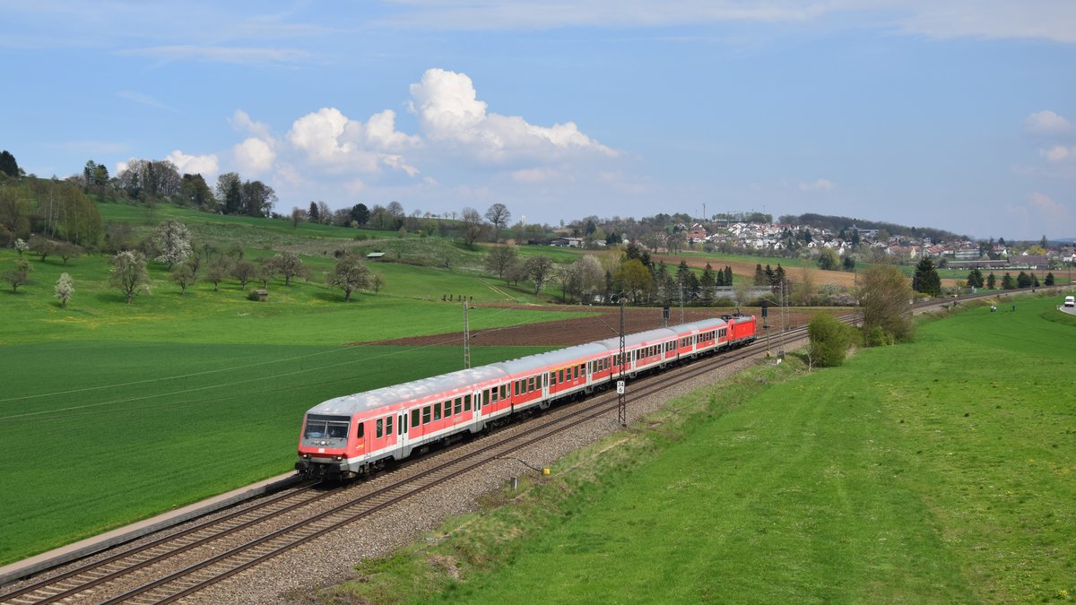 Eine n-Wagen Garnitur auf dem Weg von Süßen nach Plochingen zwischen Uhingen und Ebersbach. Aufgenommen am 26.4.2019 15:19