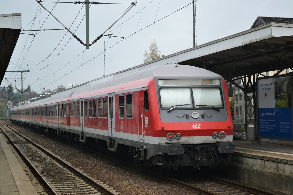 Eine N-Wagen Garnitur steht im Bahnhof als RE6 nach Westerland (Sylt) zur Abfahrt bereit.
Ort: Itzehoe, 21.04.2017