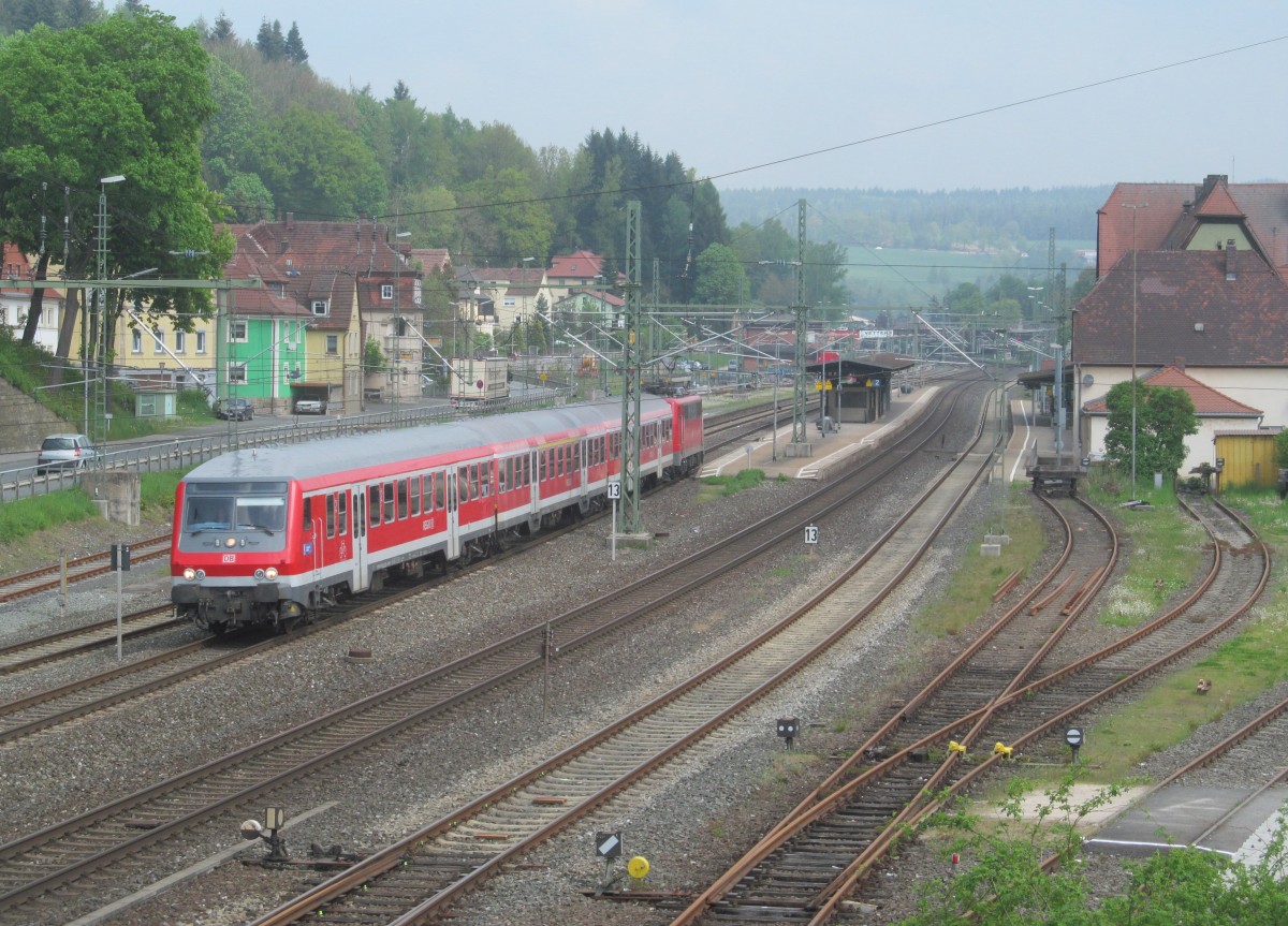 Eine n-Wagen Garnitur verlässt am 30. April 2014 als Regionalbahn von Saalfeld nach Bamberg den Bahnhof Kronach.