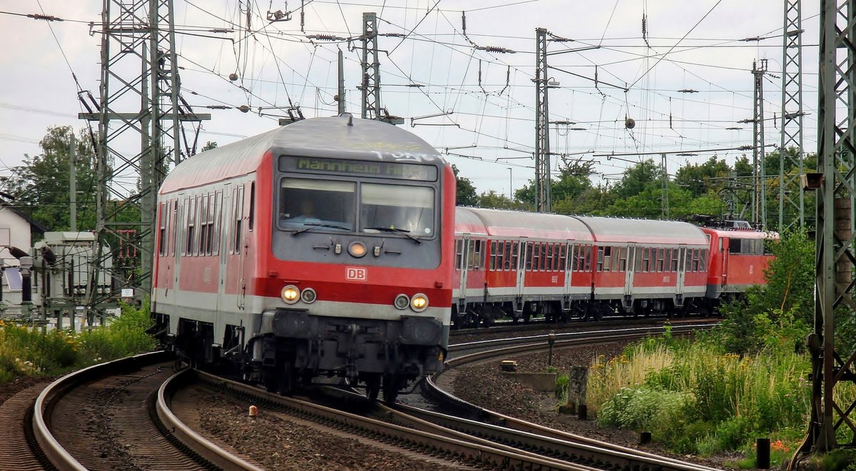 Eine n-Wagen Garnitur wechselt in der Bibliser Kurve auf das Gegengleis, da das andere wegen der Bahnsteigbauarbeiten gesperrt ist. Aufgenommen am 03. Juli 2017.