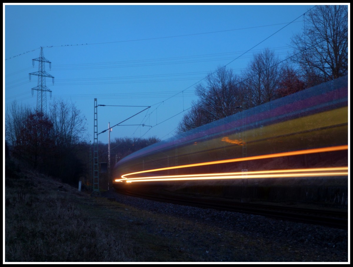 Eine N-Wagengarnitur rollt in der Abenddämmerung am 31.1.2014 als RE nach Tübingen über die Neckar-Alb-Bahn und wurde kurz vor Bempflingen bildlich festgehalten. 