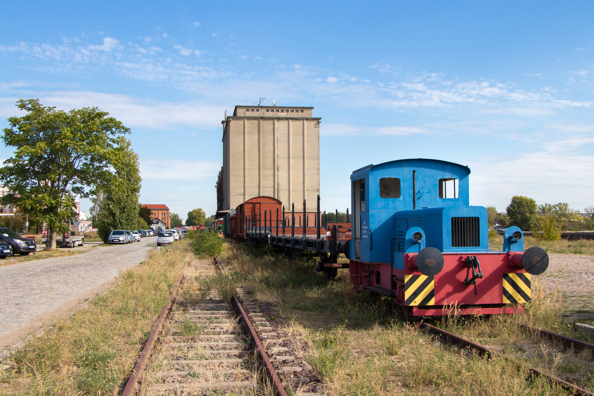 Eine N2 - Fleischkombinat 1 - steht am 9. September 2018 im alten Hafengelände Magdeburg. Die Eisenbahnfreunde aus Magdeburg hatten an diesem Tag geladen, was man anhand der vielen Autos auf dem Parkplatz auch erahnen kann. Die Gleise, wo die N2 steht und die vielen alten Waggons, gehören zum Eisenbahnmuseum. 