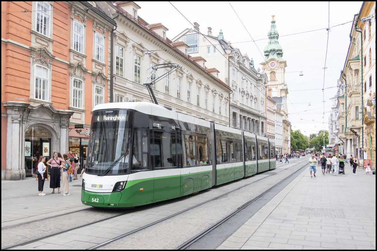 Eine Nagelneue  Flexity  rollt am 24. August 2026 durch die Herrengasse in Graz . 