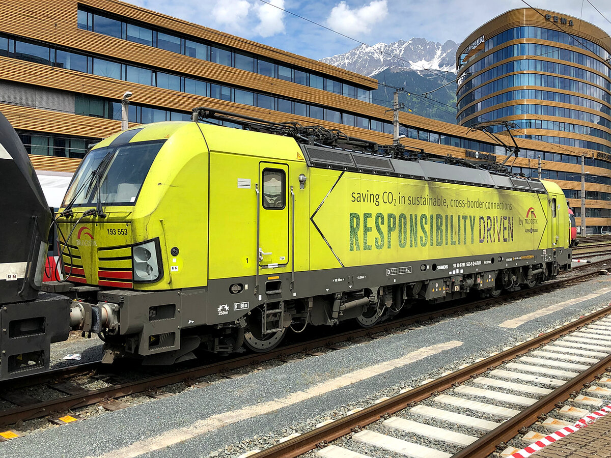 Eine Nahaufnahme der TXLogisitik 193 553-5 im  Responsibility Driven  Design. Innsbruck Hbf am 04.06.2021