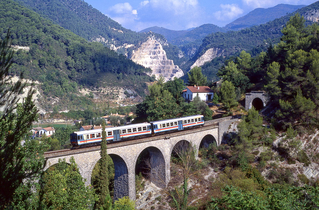 Eine Nebenstrecke der Tendabahn verluft im Hinterland der Cte d'Azur von Breil sur Roya nach Nice (Nizza). Obwohl dieses eine rein franzsische Strecke ist, werden einige Leistungen im Tausch gegen SNCF-Fahrten auf dem italienischen Abschnitt der Tendabahn von ALN663 gefahren. Der ALn663 1204 erreicht als Zug 5356 La Grave unweit von Monaco, 07.09.1994.