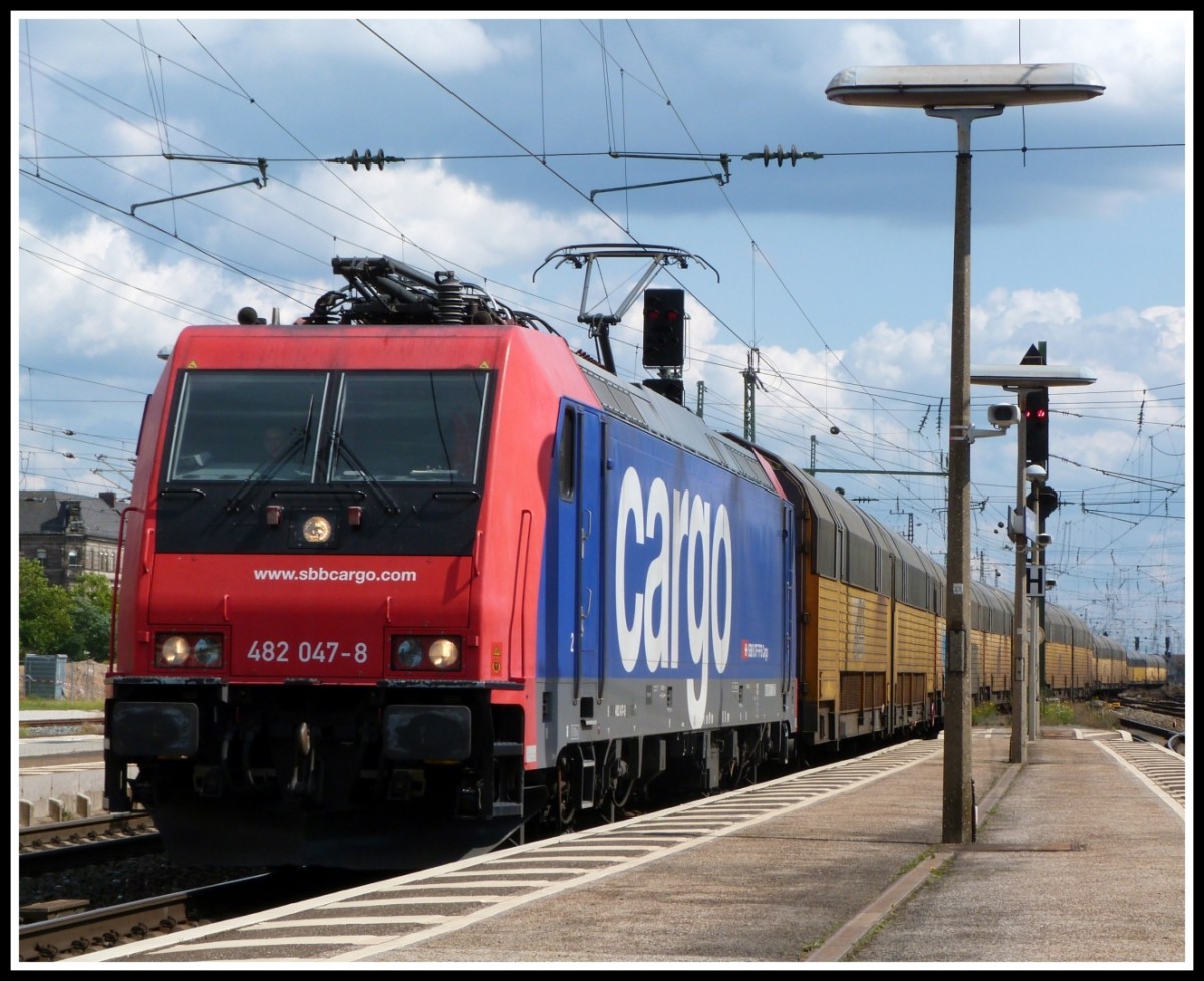 Eine nette Farbkombination durchfuhr am Nachmittag des 21.8.14 Fürth (Bayern).
482 047 von SBB Cargo durcheilte den Bahnhof mit einem ARS Zug.