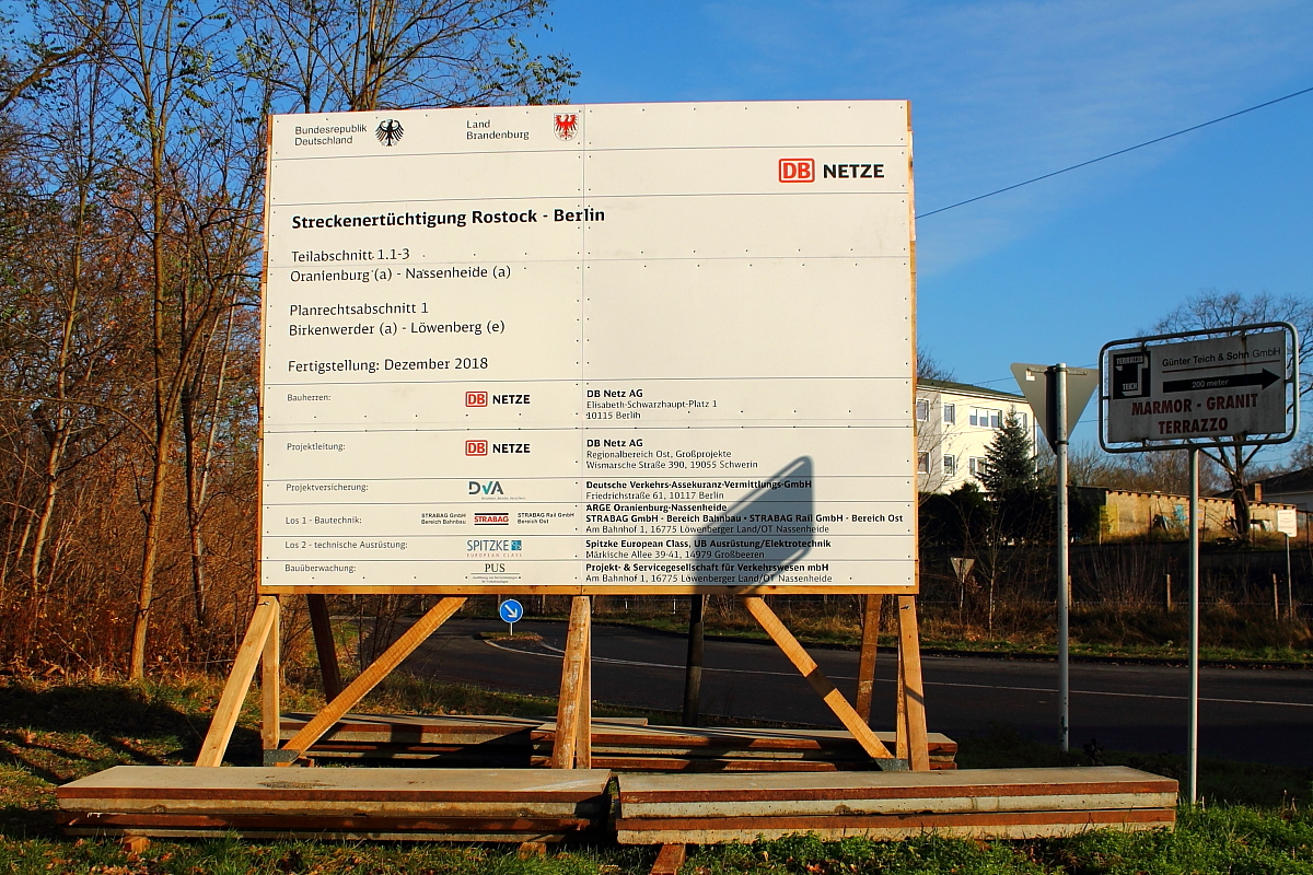 Eine neue Baustelle an der KBS 205, Streckenertüchtigung Berlin-Rostock, jetzt der Abschnitt Oranienburg- Nassenheide. 29.11.2017.
Hierzu zählen nachfolgende Schwerpunkte:
- Oberbauerneuerung einschließlich der Tragschichten
- Neubau Oberleitungsanlage (Rammrohrgründung)
- Ersatzneubau „Eisenbahnüberführung Weg Fichtengrund“
- Neubau Bahnsteige Haltepunkt Sachsenhausen einschließlich Ausrüstung
- Rückbau Fußgängerunterführung Bahnhof Fichtengrund
