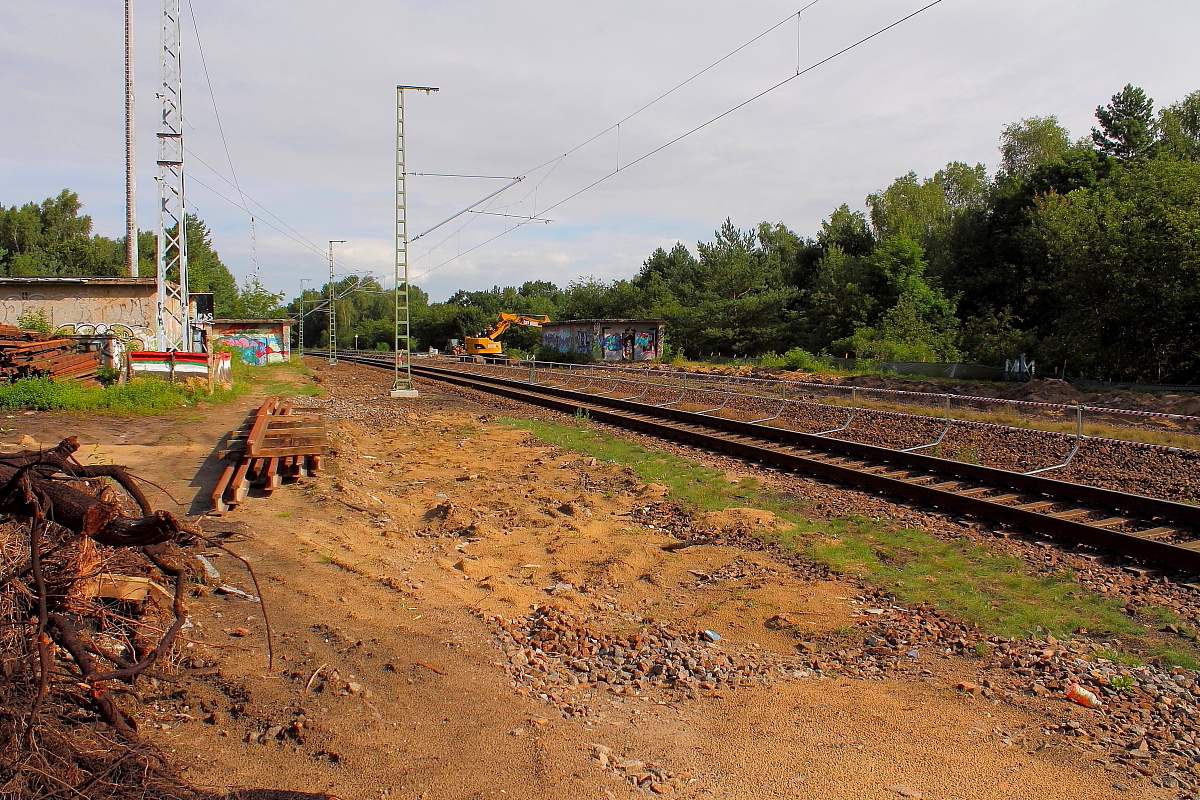 Eine neue Baustelle an der KBS 205, Streckenertüchtigung Berlin-Rostock, jetzt der Abschnitt Oranienburg- Nassenheide. 04.08.2017.
Der Rückbau des ehemalien Bahnhofs Fichtengrund; die Bahnsteigkanten und Gleise sind schon abgerissen.
