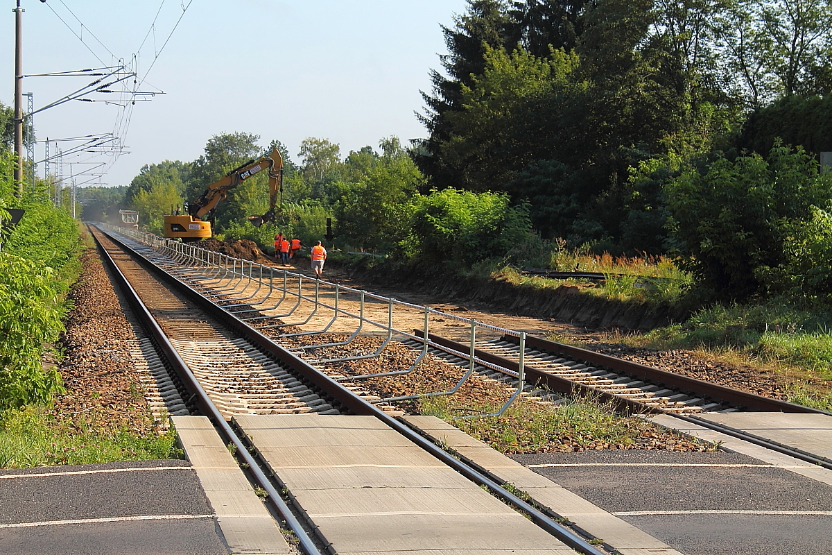 Eine neue Baustelle an der KBS 205, Streckenertüchtigung Berlin-Rostock, jetzt der Abschnitt Oranienburg- Nassenheide. 17.08.2017.
Nördlich des BÜ Sachsenhausen wird das alte Gleisbett abgetragen.

