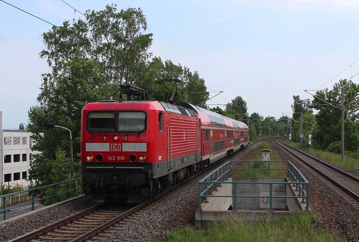 Eine neue in Dresden. Seit dem 21.05.2015 ist die 143 919-9 in Dresden beheimatet, zuvor war diese Maschine in Trier beheimatet. Sie hat noch die Werbung für den Rheinland-Pfalz Takt dran.

Hier durchfährt die 143 919-9 am 25.05.2015 mit dem RE 4771 (Hof Hbf - Dresden Hbf ) den Haltepunkt Zwickau-Pölbitz.