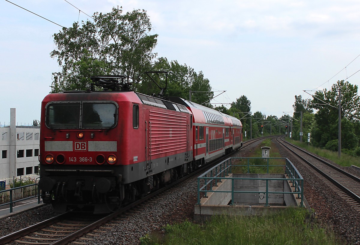 Eine neue in Dresden, die zweite. Auch die 143 366-3, ebenfalls aus Trier, ist seit kurzem in Dresden beheimatet. 

Hier fährt die 143 366-3 am 25.05.2015 als RB 17229 (Zwickau (Sachs) Hbf - Dresden Hbf) in den Haltepunkt Zwickau-Pölbitz.