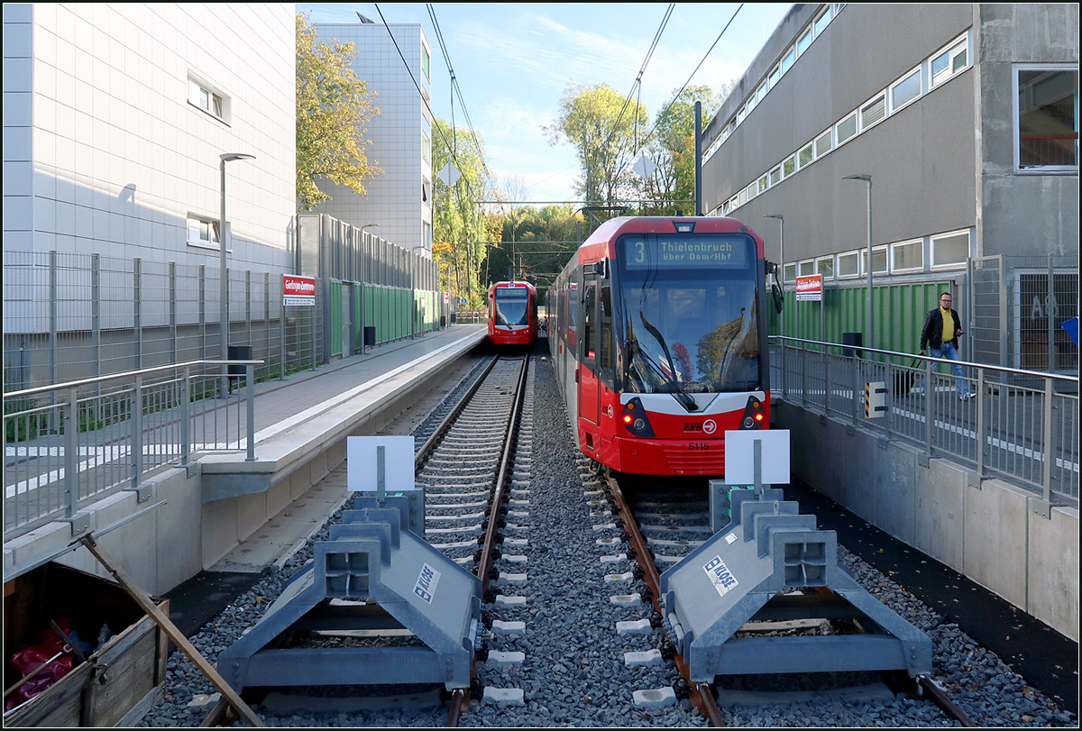 Eine neue Endstelle der Kölner Linie 3 -

Blick in die zwischen Gebäude eingezwängte Endhaltestelle Görlinger Zentrum in Köln-Mengenich.

16.10.2019 (M)