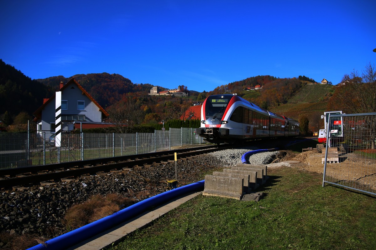 Eine  NEUE  Fotostelle tut sich auf . Nach der Auflösung der Technisch gesicherten Eisenbahnkreuzung  Burgeggerstrasse  gewinnt die Burg wieder etwas mehr an Bedeutung im Hintergrund. Sobald die Baustelle geräumt ist werde ich wohl nochmal hinfahren. 3.11.2015 R8559