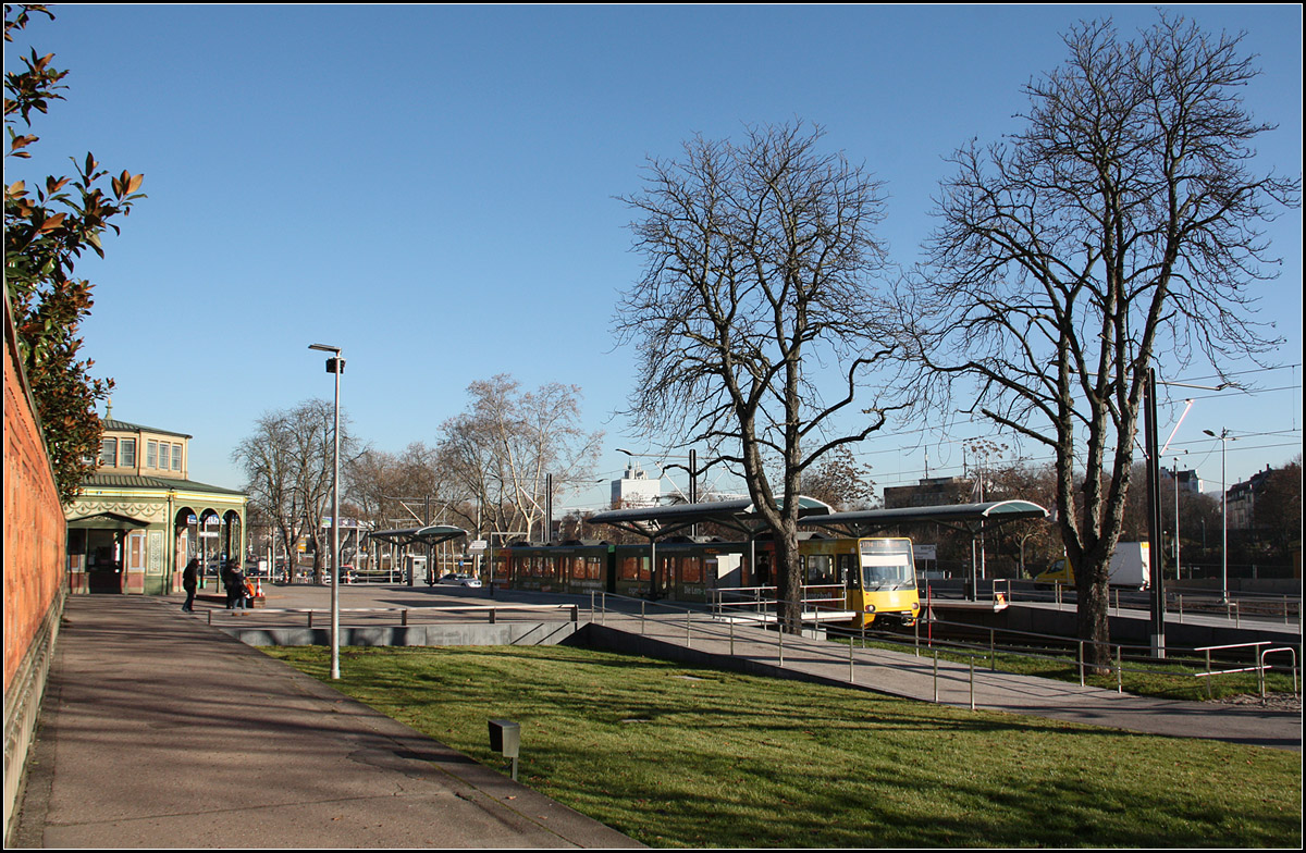  Eine neue Haltestelle für die Wilhelma -

Ein großzügige Fläche verbindet unter Einbeziehung des Bahnsteiges in Stadteinwärtsrichtung verbindet die Haltestelle mit dem Wilhelma-Eingang. Die stark befahrene Bundesstraße befindet sich jenseits der Station. Wenn der Rosenstein-Straßentunnel fertig ist, wird dies Straße zu einer normalen Hauptstraße zurückgebaut und dadurch auch eine bessere Verbindung Wilhelma - Neckarufer geschaffen.

10.12.2016 (M)