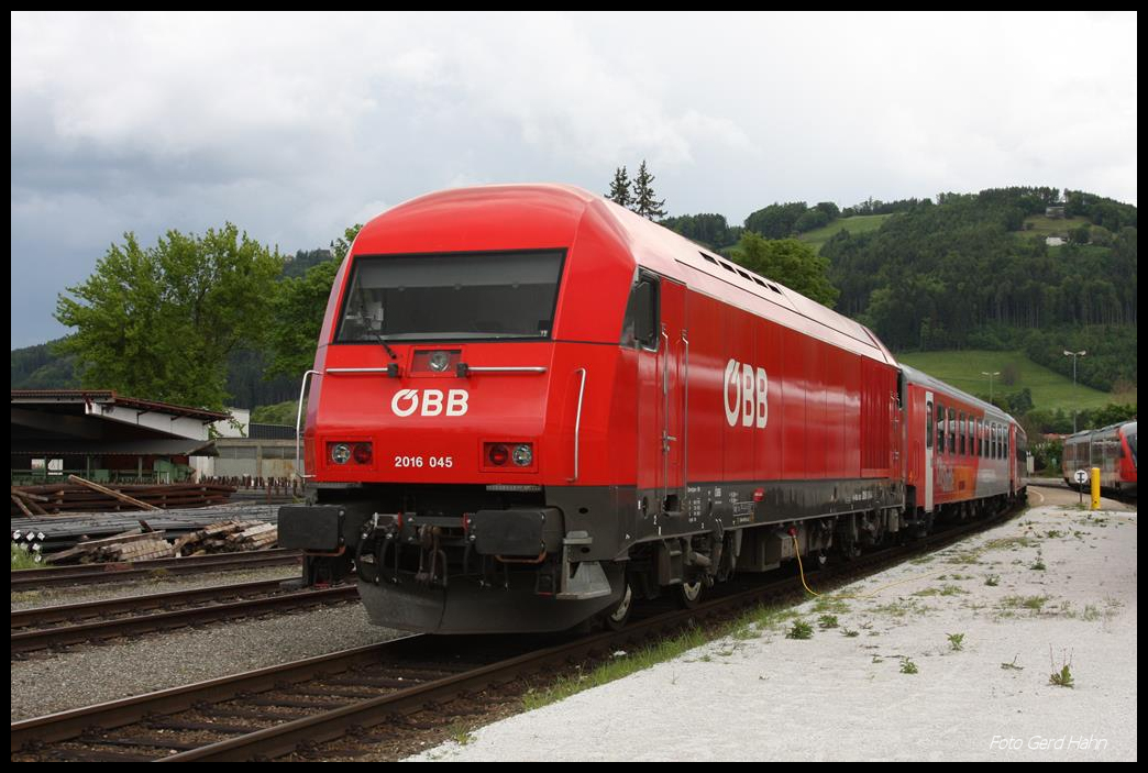 Eine neue Lackierung ziert derzeit die Hercules 2016.045. Die Lok hielt hier am 14.5.2017 im Bahnhof Sankt Paul Sonntagsruhe.