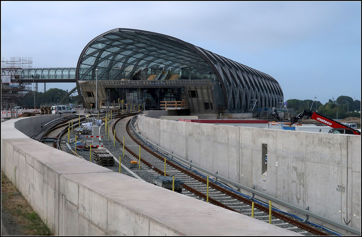 Eine neue Station für die Hamburger U-Bahn -

Die Station Elbbrücken der Linie U4 am östlichen Ende der Hafencity erhält eine moderne Stahl- Glashalle. Die Züge halten an Seitenbahnsteigen, was ich für eine Endstation eher als ungünstig ansehen, insbesondere wenn die Züge an den Bahnsteigen wenden.

15.08.2018 (M) 