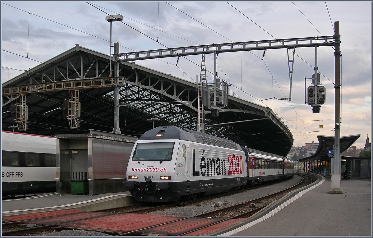 Eine neue Werbelok: vor dem in Lausanne haltenden IR 1824 Brig - Genève Aéroport wirbt die SBB Re 460 075-5 für  Léman 2030 , bis dann soll die Kapazität im Schieneverkehr zwischen Genève und Lausanne verdoppelt werden.
23. Nov. 2016